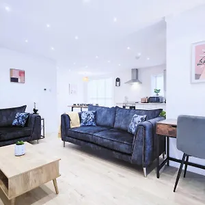  Holiday home Shaw Heath - Charming In The Heart Of